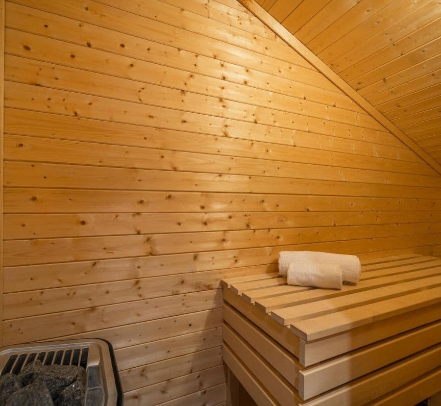 Eine Sauna im Obergeschoss, ein Holzofen unten