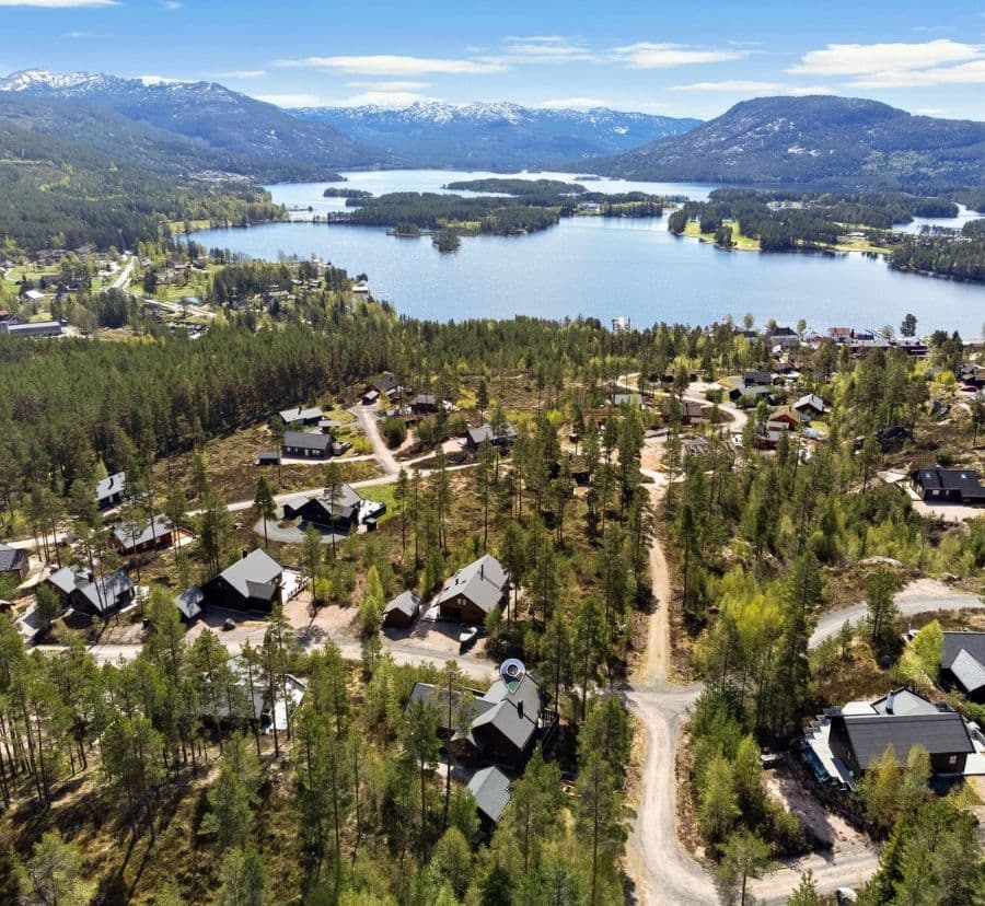 Fjell i sikte, innsjøen like ved