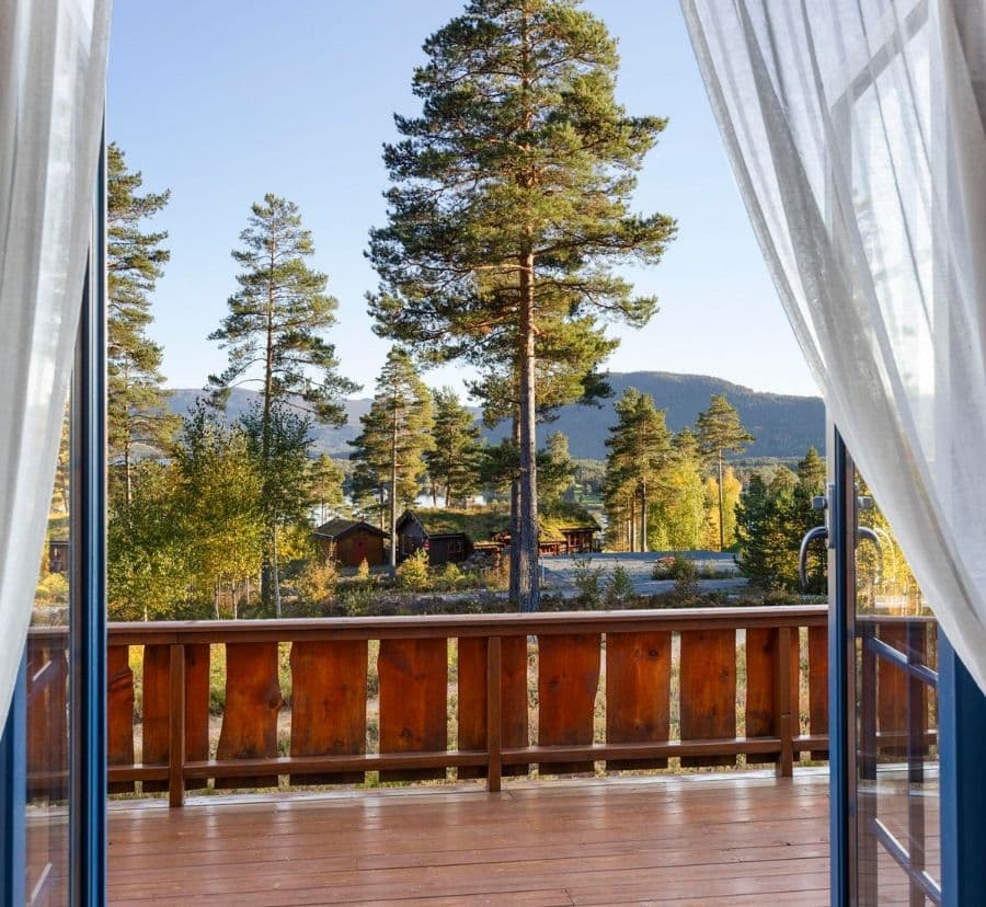 En solfylt veranda med åpen utsikt